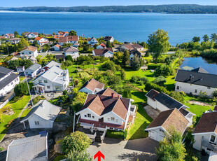 Sjarmerende eiendom med flere bygninger og stor pent opparbeidet hage. Flott utsikt over Oslofjorden.