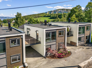 Stilren, kjedet enebolig med herlig fjordutsikt - Kort vei til skole - Stor takterrasse - Carport med 2 plasser!