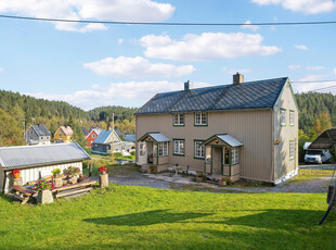 Stor enebolig med idyllisk beliggenhet på Bjørnli| Tomt på 1,7 mål | Flott hage | Nærhet til badeplass og turområder