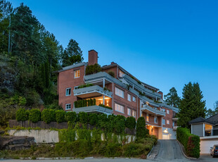 Stor terrasseleilighet på 162 kvm - Flott beliggenhet v/marka og vid utsikt over byen og fjorden. Garasjeplass og heis!