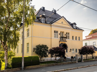 Tidløs og lekker 3-roms selveier i herskapelig villa - Garasje m/el - Heis - Gasspeis - Fyring/VV - Attraktivt område