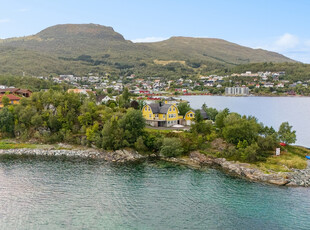 Unik eiendom med enebolig m/utleiedel og dobbelgarasje | Havet som nærmeste nabo, båtutsett og stor skjermet tomt!