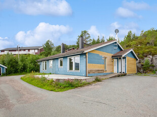 Visning: 26/9 KL 17:30 (Påmelding) - Pen vertikaldelt BL bolig med 2 soverom og solterrasse i vakre Mjosundet.