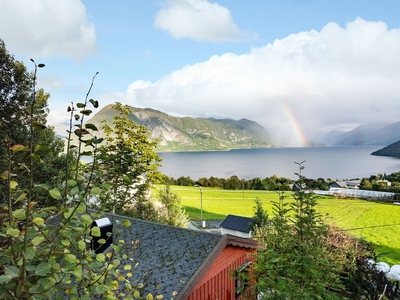 Koseleg hytte på Folkestad i Volda, fint beliggande med flott utsikt over fjorden og fjella ikring