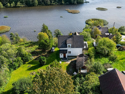 Bo tilbaketrukket og sentralt på stor tomt med en flott beliggenhet ved Glomma! Renoveringsobjekt - Skap ditt drømmehjem