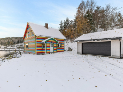 Eiendom med nydelig utsikt - Enebolig og dobbel garasje - Solrik terrasse - Norges mest fargerike bolig?