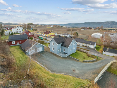 Enebolig beliggende fint til på Åsen. Gode solforhold, nydelig utsikt, dobbel garasje, skjermet uteområde.