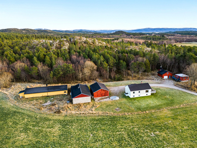 Enebolig med 2 garasjer, anneks og 2 driftsbygninger/lager beliggende i landlige omgivelser på Varøya.