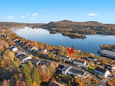 Enebolig med carport, svært solrikt og barnevennlig beliggende, med flott sjøutsikt!