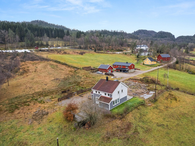 Ny pris! VISNING TORSD. 22 aug. kl 16-17. Husk påmelding! Fin enebolig med garasje på stor tomt ( ca 18 mål)