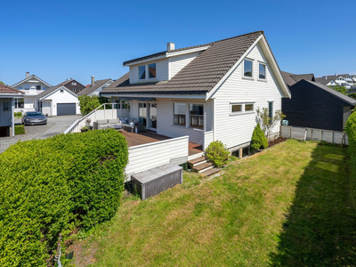 Enebolig nær skoler, lekeplass og balløkke. Nytt lekkert bad fra 2020. Fin solrik terrasse/hage