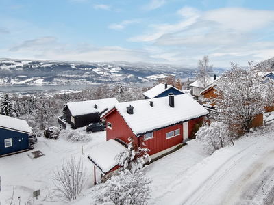 Enebolig over to plan beliggende litt opp for sentrum. Vestvendt med gode solforhold. Tre soverom.