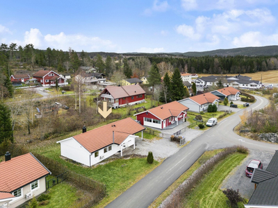 Enebolig på bakkeplan | Alt på en flate | Flat solrik tomt | Carport | Fredelig beliggenhet