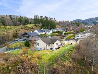 Enebolig på fin tomt m/utleie og garasje. Sentralt og solrikt m/gangavstand til skole, barnehage, butikk og ferge