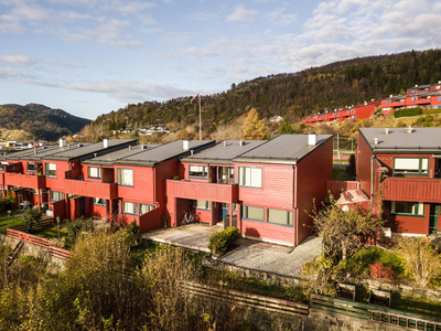 FAMILIEPERFEKT ENDEREKKEHUS MED FIRE SOVEROM OG KJELLERSTUE I ETTERTRAKTET BORETTSLAG. SOL, UTSIKT OG HAGE.