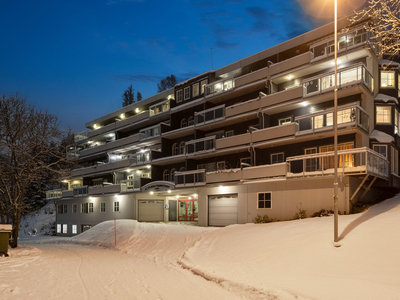 Fin 3-roms selveierleilighet med rolig og bynær beliggenhet I Utsikt mot Tromsøysundet og Fjellheisen I Garasje I Heis