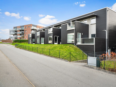 Flott og lettstelt leilighet med stor og romslig balkong. Fast parkering utvendig. Få minutter unna sentrum.