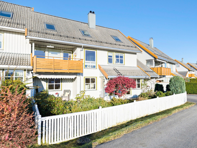 Fuglset - Leilighet fra 2002 på bakkeplan med direkte adkomst - Pent opparbiedet hage - Romslig carport - Utsikt