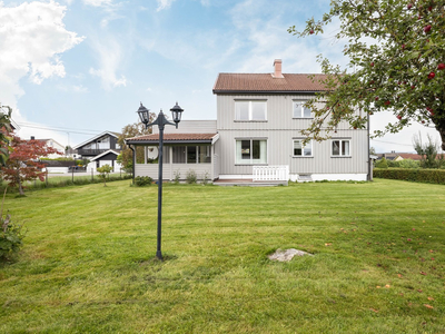 Hel tomannsbolig med dobbel carport - Solrik hage - Svært attraktivt og barnevennlig område