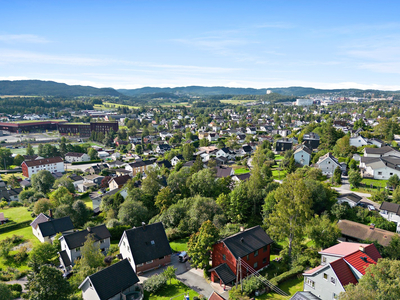 Hel tomannsbolig på 217 m² BRA m/ nydelig utsikt, stort potensiale & rolig beliggenhet | Full kjeller og innredet loft |