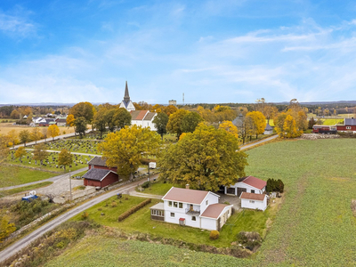 Idyllisk, landlig enebolig fra 1964 med renoveringsbehov| Solrik tomt, terrasse, garasjer/verksted og hage| Barnevennlig