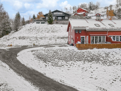 Innbydende halvpart av tomannsbolig med 3 soverom | Landlig og barnevennlig beliggenhet med flott utsikt | Parkering.