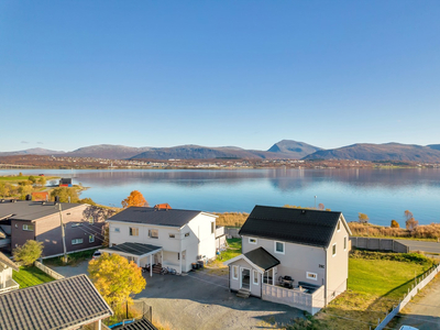 Innholdsrik enebolig med god parkeringsplass og stor tomt l Terrasse og hage- mulighet for utleie!