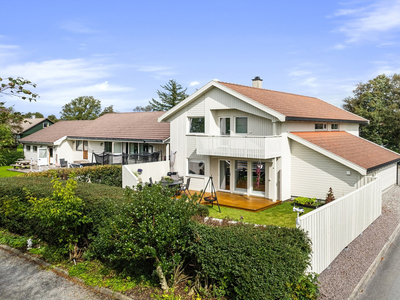 Innholdsrik og lettstelt enebolig | 4 sov | 2 stuer | 2 bad | Vaskerom | Carport.