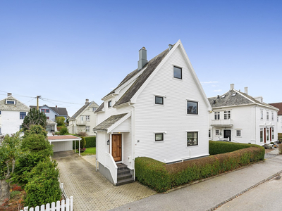 Klassisk enebolig med populær og etterspurt beliggenhet like ved Storhaugmarka. Parkering i carport og på tomt.