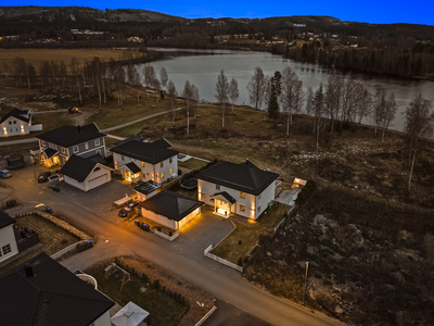 Klassisk og herskaplig villa i førsterekken mot Glomma - unik mulighet| Solrikt | Dobbeltgarasje | Mulighet for båtplass