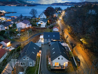 LAKSEVÅG - Nyere enebolig med solrik terrasse, 4 soverom, 2 bad og carport kun 10 min. fra Bergen sentrum