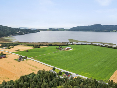 LANDBRUK| 2 boliger| 157 Daa fulldyrket jord | Fiske og jaktrett| 500 m strandlinje mot Leksdalsvannet |