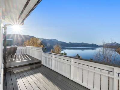 Lekker halvpart av tomannsbolig med panoramautsikt over fjorden - garasje