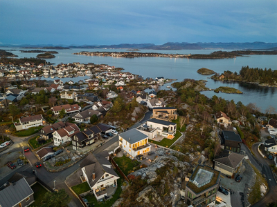 Lekker og påkostet enebolig fra 1979/2014. Idylliske, sjønære omgivelser med panoramautsikt.