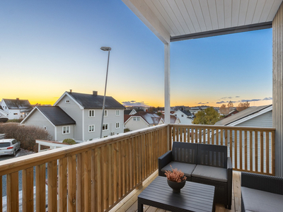 Moderne og nyoppført 3-roms med romslig og solrik veranda. Carport, flere p-plasser og sportsbod. Flott utsikt.