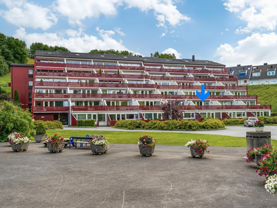 Moderne og smakfull 2-roms terrasseleilighet. Lekkert bad fra 2014. Kjøkken fra 2019. Romslig terrasse. P-kjeller.