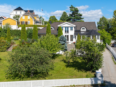 Ny pris! Herskapelig og innholdsrik villa i nordbyen - nær sentrum, sykehuset og Fastland