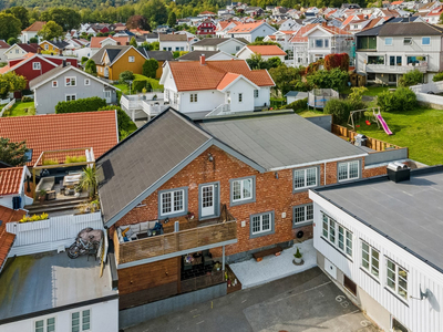 Nydelig teglsteinsbygning på hele 316 m2 med stor bolig og godkjent til innredning av utleiedel i 1. etg.