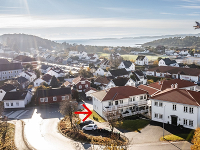 Nyere og meget pen leilighet i 1.etasje med solrik og fin beliggenhet i Langesund. 2 sov - parkeringskjeller og heis.