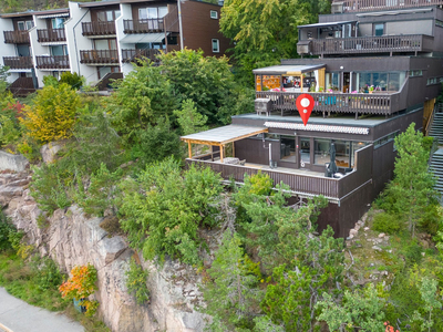 Nyoppusset, tiltalende selveier terrasseleilighet med meget flott beliggenhet - panoramautsikt - sol - carport