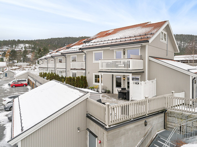 Pen 3-roms leilighet med fin intern plassering og utsikt mot Lågen. Garasjeplass medfølger.