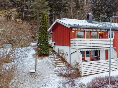 Pen 4-roms leilighet med svært god beliggenhet innerst i blindvei og med stor skjermet hage!