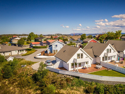 Pen enebolig i rekke med flott utsikt - Endetomt mot sør-vest med svært gode solforhold - Carport - Barnevennlig