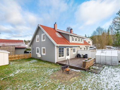 Pen halvpart av tomannsbolig, med garasje, solrik tomt og god planløsning. 2 bad og 3 soverom. Landlig og barnevennlig.