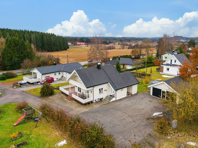 Pen, innholdsrik og velholdt enebolig med stor og skjermet tomt. Gode solforhold og dobbel garasje.