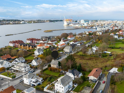 Renoveringsobjekt sentralt i Haugesund - God takhøyde i alle etasjer - 556,8 kvm tomt regulert for boligformål!
