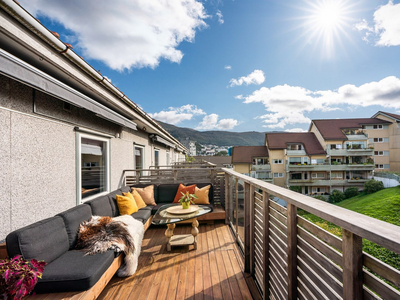 Rålekker 4-roms topp- og hjørneleilighet med 2 balkonger og sol til kl. 21. Bad og kjøkken fra 2021. Parkeringsmulighet