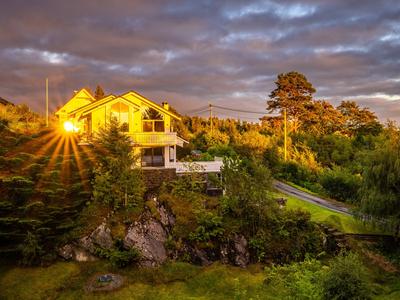 Rålekker og nyoppusset enebolig med stor idyllisk tomt helt i enden av Hjellestad! Dobbel garasje! Fantastisk utsikt!