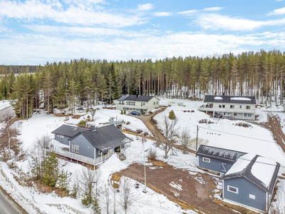 Romslig enebolig med 3 soverom | Solrik tomt | Stor terrasse | Garasje | Uthus |