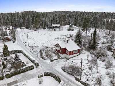 Sjamerende enebolig med tilbaketrukket og rolig beliggenhet | Skogen rett utenfor døren | Garasje | Kort vei til mye |